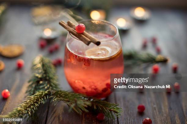 winter red hot drink with spices - cidra frutas cítricas - fotografias e filmes do acervo