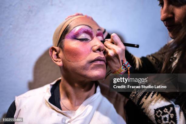 mujer maquilladora maquillando para drag queen detrás del escenario antes de la actuación en el teatro - industria teatral fotografías e imágenes de stock