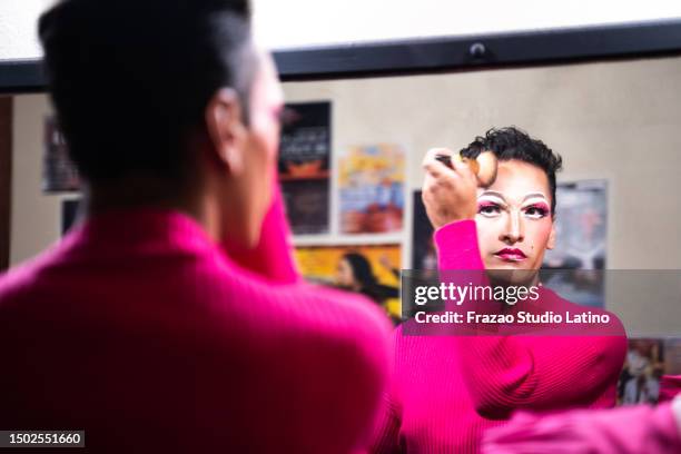 dragqueen schminkt sich hinter den kulissen des theaters - schauspieler stock-fotos und bilder