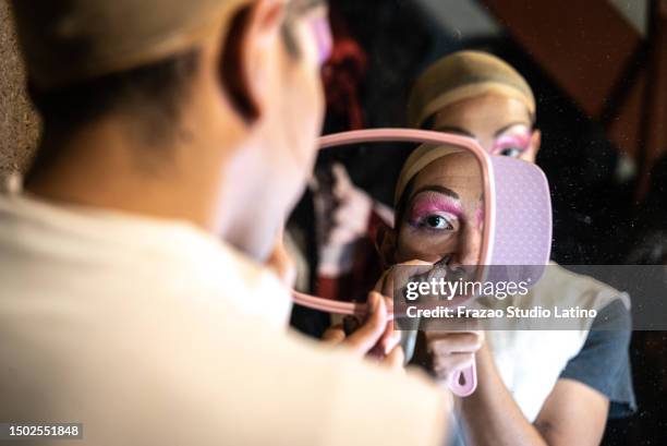 drag queen doing makeup backstage at the theater - travestiet stockfoto's en -beelden