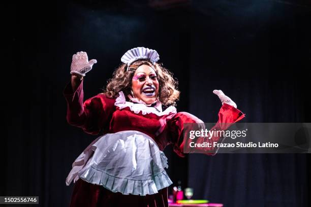 drag queen performing in a theater play - casting actor stock pictures, royalty-free photos & images