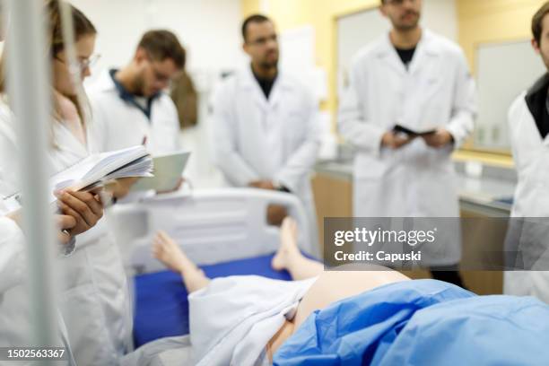 corso di medicina ad alta fedeltà sulle gravidanze a rischio - campo-di-allenamento foto e immagini stock