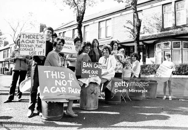 Campaign against dangerous traffic in Ventnor Gardens, Whitley Bay, where mothers fear for their children's lives, 1971. 01/07/71.