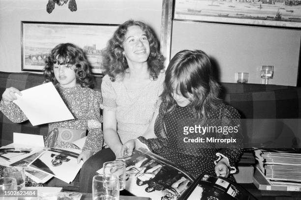 Carole King singer/songwriter, with her children Sherrie and Louise , together for a press conference at The Hispanola Restaurant on the Thames...
