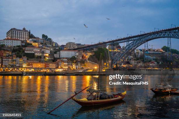 abenddämmerung in porto, portugal - bezirk-porto-portugal stock-fotos und bilder