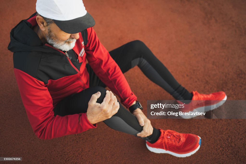 Health problems in sports. Running injury, pain in knee and shin.