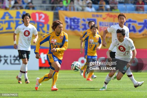 Shingo Akamine of Vegalta Sendai controls the ball against Hideo Hashimoto of Vissel Kobe during the J.League J1 match between Vegalta Sendai and...