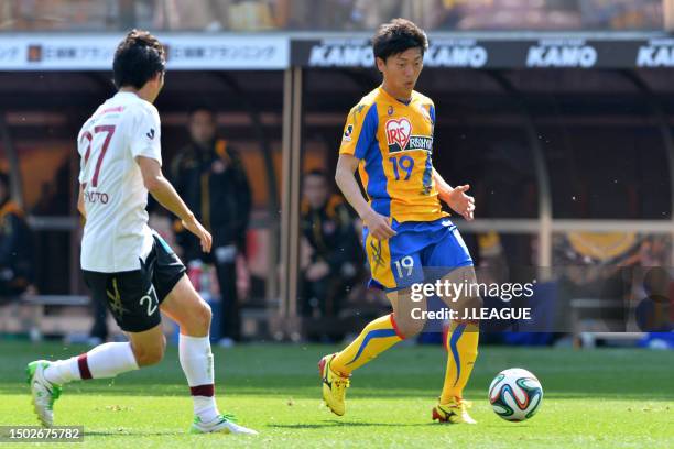 Yuki Muto of Vegalta Sendai takes on Hideo Hashimoto of Vissel Kobe during the J.League J1 match between Vegalta Sendai and Vissel Kobe at Yurtec...