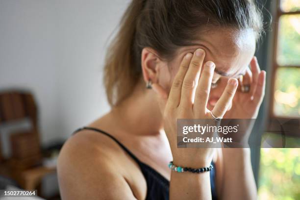 mujer con dolor de cabeza intenso - sien fotografías e imágenes de stock