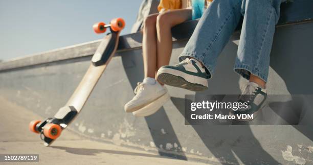 amici, donne e scarpe in uno skate park all'aperto in estate per divertimento, sport e pattinaggio. primo piano di persone femminili insieme a vestiti casual e uno skateboard per la libertà, l'avventura di viaggio e la pausa - scarpe di tela foto e immagini stock