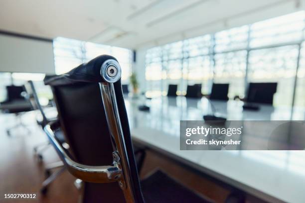 primo piano di una sedia in una sala conferenze vuota. - sala riunioni foto e immagini stock