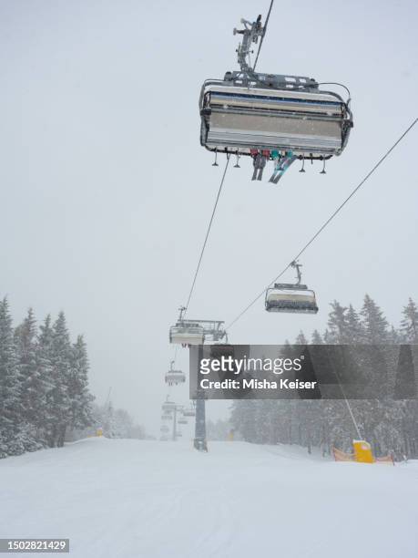 ski lift in snowfall - winterberg stockfoto's en -beelden