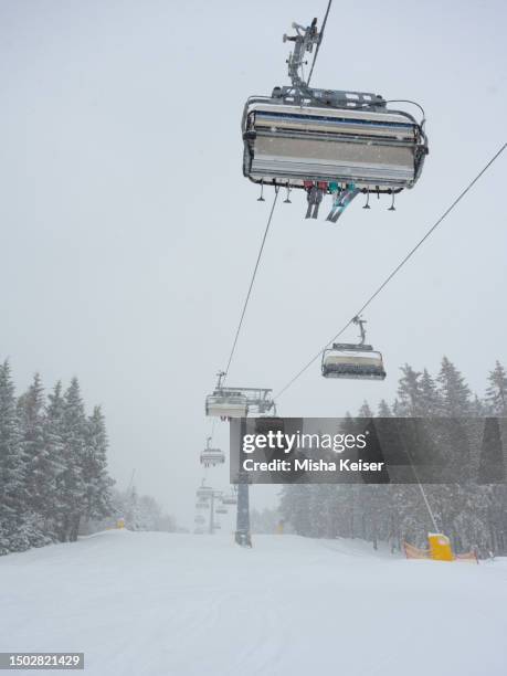 ski lift in snowfall - winterberg 個照片及圖片檔