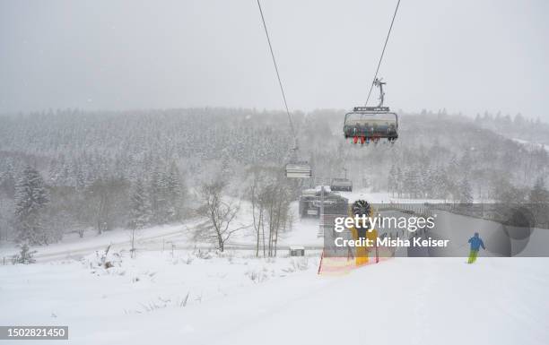 ski slope in snowfall - winterberg stockfoto's en -beelden