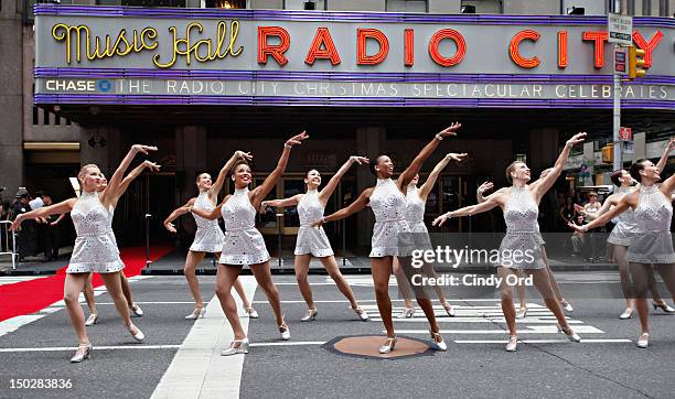 Ny Rockets 3,326 The Radio City Christmas Show Stock Photos, High-Res Pictures ...