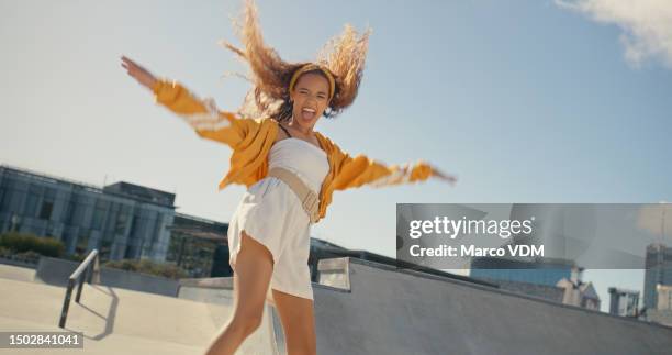 tanzen, porträt und glückliches gen z girl im skatepark mit freiheit, feiern und energie im freien. tanzende, teenager und weibliche person, die urlaub, wochenende oder pause feiert, cool und selbstbewusst in mexiko - hip hop dance stock-fotos und bilder