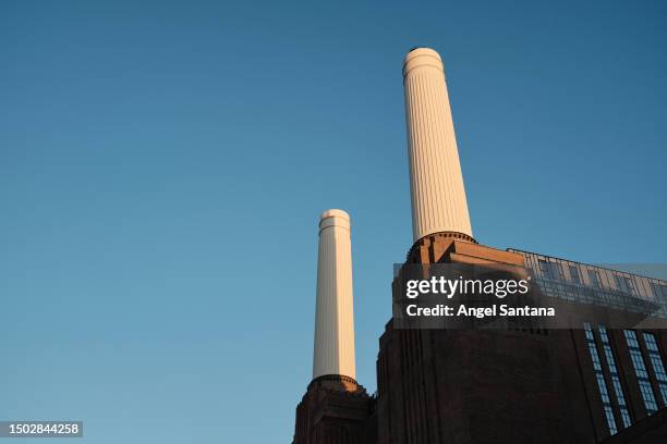iconic power station against the sky - brick smokestack stock pictures, royalty-free photos & images