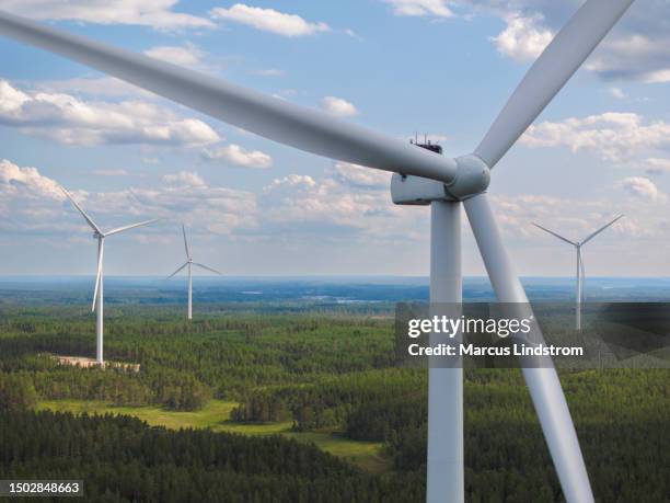 eine waldlandschaft mit windrädern an einem sommertag - schweden stock-fotos und bilder