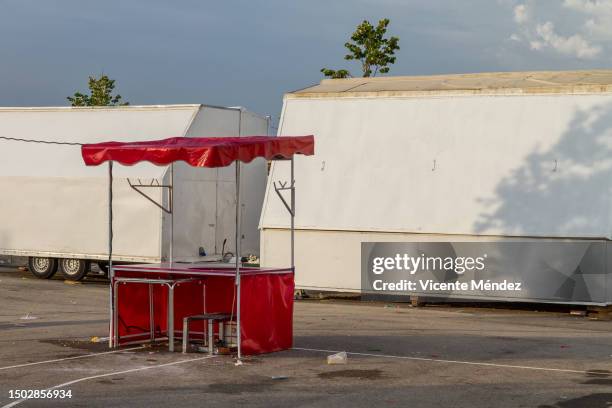 after the party - empty glasses after party stock-fotos und bilder