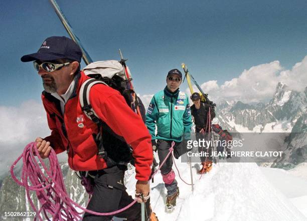 Le Belge Arnaud Van Schegevsteen , unijambiste, commence, le 25 juillet 2001 sur l'arrête de l'aiguille du Midi, en compagnie de son guide français,...