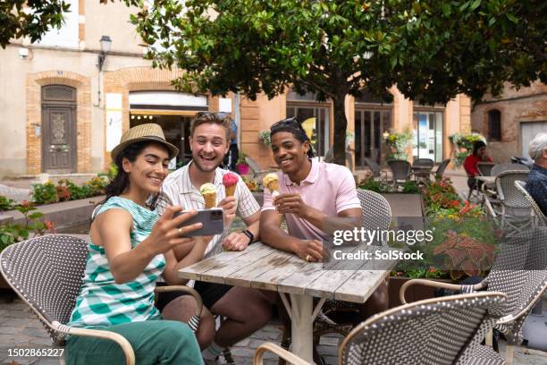 selfie mit eis in frankreich - eisstockschießen stock-fotos und bilder