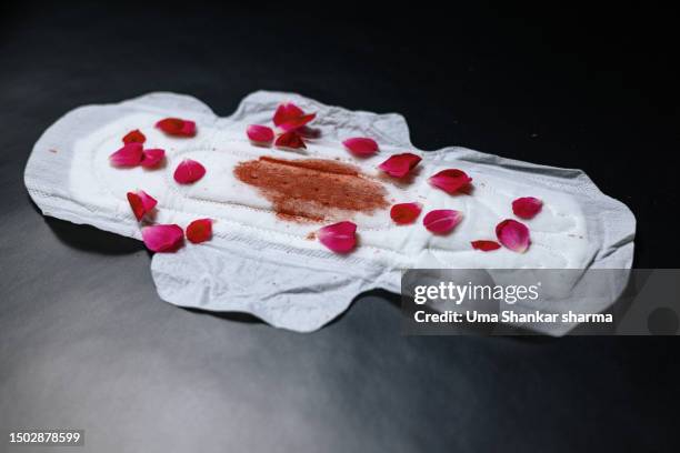 menstruation care - menstruation menschliche körpersubstanz stock-fotos und bilder