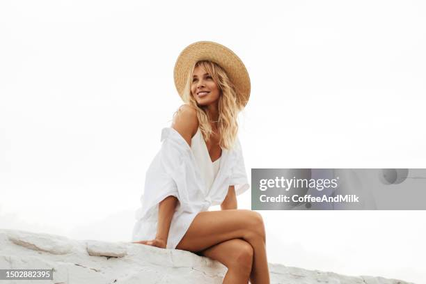 hermosa mujer en la playa - mujer atractiva fotografías e imágenes de stock