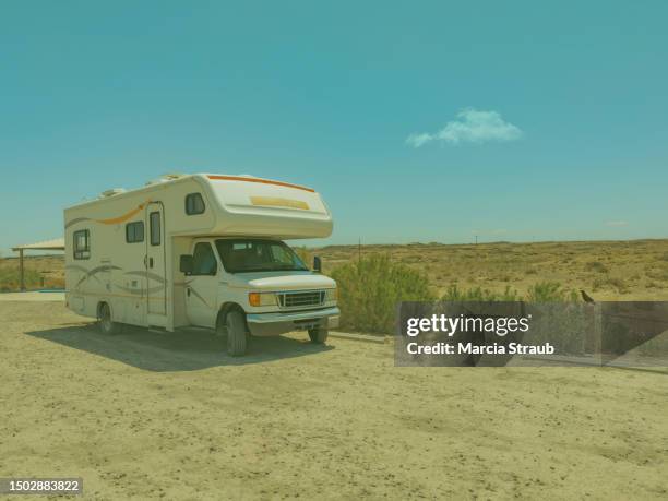 rv motor home on the roadside in the desert sun - campingplatz stock-fotos und bilder