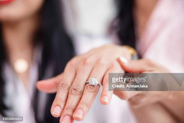 la future mariée montre sa bague de fiançailles à la caméra - bachelorette photos et images de collection