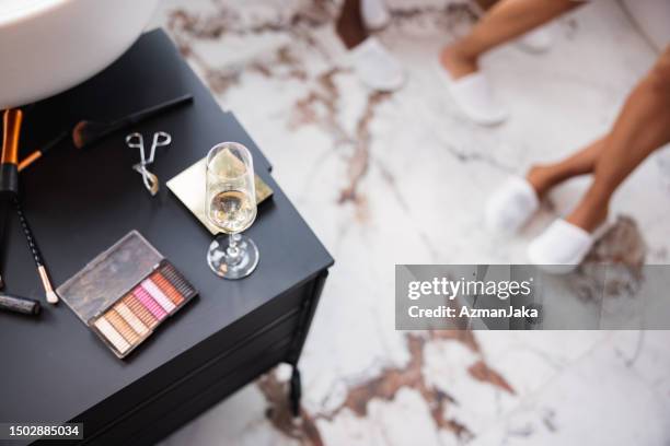 maquillaje en un mostrador del baño antes de una noche de chicas - paleta de maquillaje fotografías e imágenes de stock