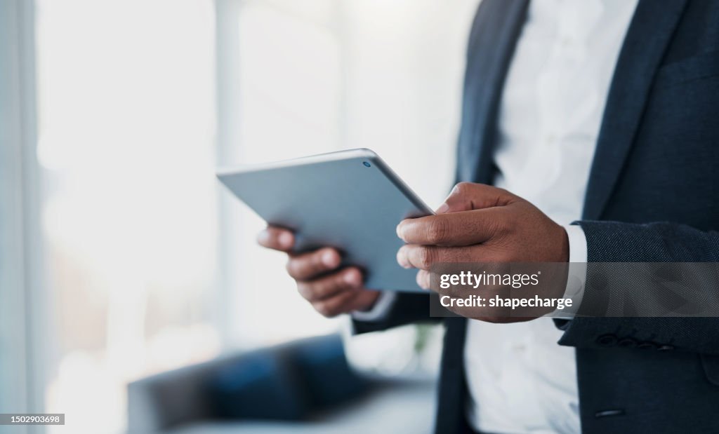 Hände, Tablet und Geschäftsmann, Technologie und Forschung für Rechtsfall, Anwalt im Büro und Nahaufnahme. Anwalt, digitale Archivsuche und männlicher Anwalt mit Touchscreen, Kanzlei und Mockup-Raum