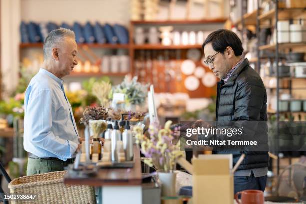 Customer Shop Vendor Risk Management Photos and Premium High Res Pictures - Getty Images