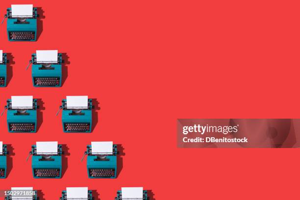 pattern of green retro typewriters, with a blank page, on the left side, on a red background. concept of writing, writer, writing, news, literature and culture. - editor imagens e fotografias de stock