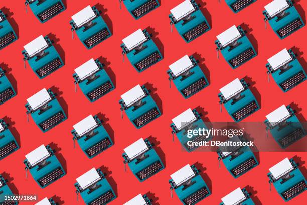 pattern of green retro typewriters, with a blank page, on a red background. concept of writing, writer, writing, news, literature and culture. - editor imagens e fotografias de stock