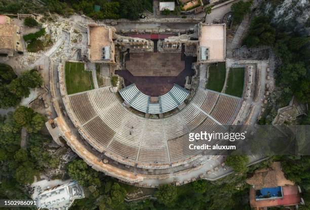 das antike theater von taormina, sizilien, italien - teatro greco taormina stock-fotos und bilder