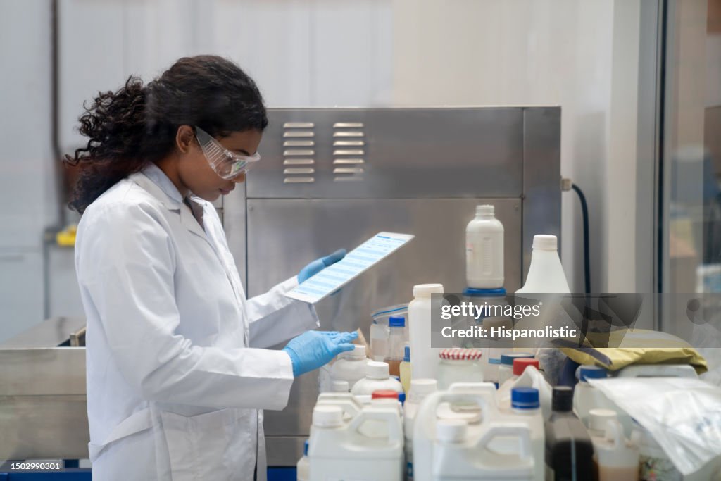 Chemiker, der während der Arbeit in einem Industrielabor forscht