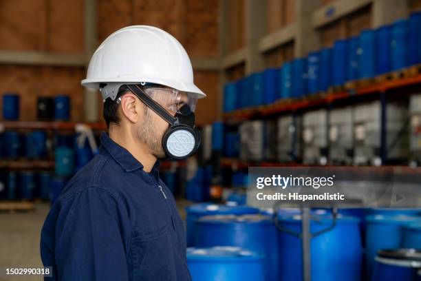 trabalhador de uma fábrica de produtos químicos usando máscara de gás e roupas de trabalho de proteção - máscara respiratória - fotografias e filmes do acervo