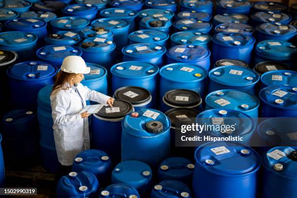 contremaître effectuant le contrôle de la qualité d’un stock de barils de produits chimiques - chimie photos et images de collection