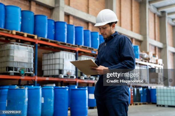 caposquadra che supervisiona il funzionamento di un impianto chimico - ripostiglio luogo di lavoro foto e immagini stock