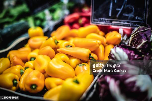 proximity vegetable stall - gele paprika stockfoto's en -beelden