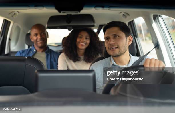 crowdsourced taxi talking to a couple while driving them to their destination - chauffeur 個照片及圖片檔