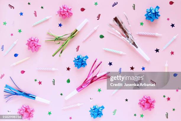 party background - verjaardagskado stockfoto's en -beelden
