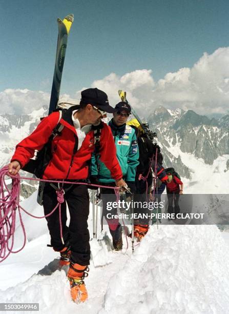 Arnaud Van Schegevsteen , unijambiste, commence le 25 juillet 2001 à Chamonix, en compagnie de son guide, Anselme Baud , sur l'arrête de l'Aiguille...