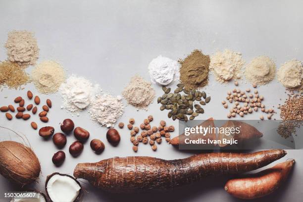 gluten free flours - tapioca ingrediënt stockfoto's en -beelden