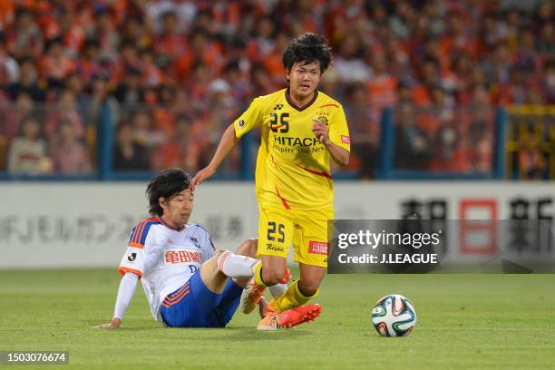 Yusuke Kobayashi of Kashiwa Reysol is tackled by Yuki Kobayashi of Albirex Niigata during the J.League J1 match between Kashiwa Reysol and Albirex...