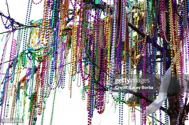 new orleans louisiana tree covered in mardi gra colorful beads - mardi gras fun in new orleans stockfoto's en -beelden