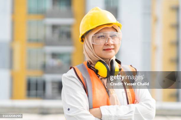 portrait of female construction worker - casco de trabajo fotografías e imágenes de stock