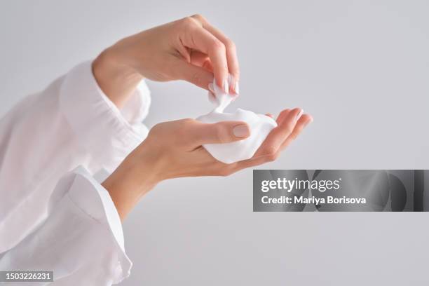 air foam for washing in female hands. - mousse para cabelos imagens e fotografias de stock