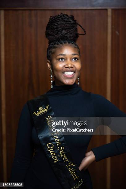 portrait adolescent gagnant du concours de beauté regardant la main sur la hanche - écharpe officielle photos et images de collection