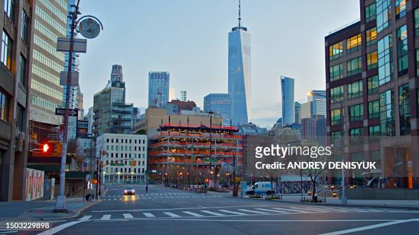 manhattan. street. residential building. financial district in background - west village foto e immagini stock